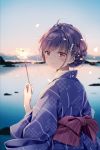  1girl bangs blue_kimono blue_sky blush bow braid brown_bow closed_mouth commentary_request eyebrows_visible_through_hair fingernails fireworks hair_ornament hand_up holding japanese_clothes kimono looking_at_viewer looking_back natsume_eri original outdoors print_kimono purple_hair red_eyes senkou_hanabi short_hair sky smile solo sparkler striped striped_bow sunset water 