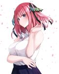  5-toubun_no_hanayome breast_hold fuu_(fuore) nakano_nino tagme 