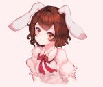  1girl animal_ears beige_background bow bunny bunny_ears commentary_request hair_between_eyes highres inaba_tewi looking_at_viewer red_bow red_eyes short_hair short_sleeves simple_background smile solo touhou yeong 