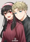 1boy 1girl :d black_hair black_sweater blonde_hair blue_eyes closed_mouth grey_background hairband hetero highres hug hug_from_behind husband_and_wife looking_at_viewer ookamiura_aoi pink_hairband red_eyes red_sweater simple_background smile spy_x_family sweater turtleneck turtleneck_sweater twilight_(spy_x_family) yor_briar 
