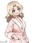  1girl artist_name bathrobe blonde_hair blue_eyes breasts bukkuri commentary_request dated eyebrows_visible_through_hair girls_und_panzer hair_intakes hand_in_pocket head_tilt highres kay_(girls_und_panzer) long_hair long_sleeves looking_at_viewer medium_breasts open_mouth partial_commentary pink_robe sideboob signature simple_background smile solo standing white_background 