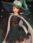  1girl artist_name black_gloves cape closed_mouth cowboy_shot dress emma_torres gloves green_eyes hat highres kuridel_black long_hair long_sleeves looking_to_the_side royalty_witches solo spanish_commentary sparkle very_long_hair wavy_hair witch_hat 