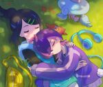  2girls artist_name bag blue_hair closed_eyes commentary dappled_sunlight day dot_(pokemon) earphones flower grass hair_bun hatenna highres hug jacket liko_(pokemon) medium_hair messenger_bag multiple_girls nekomura_saki on_grass outdoors pokemon pokemon_(anime) pokemon_(creature) pokemon_horizons purple_hair rotom rotom_phone shoulder_bag sleeping sunlight yuri 
