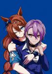  2girls absurdres animal_ears arm_warmers black_choker blue_background blue_bow blue_eyes blue_hair bow braid braided_ponytail brown_hair choker commentary double-parted_bangs ear_bow earrings hair_between_eyes highres horse_ears horse_girl jewelry jose_(joseeidossei) multicolored_hair multiple_girls nase_fumino one_eye_closed purple_hair red_eyes simple_background smile streaked_hair super_creek_(umamusume) two-tone_hair umamusume umamusume:_cinderella_gray white_hair 