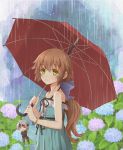  1girl aono_(aonocrotowa) aqua_dress black_ribbon blue_bow blue_flower blurry blurry_background bow bracelet brown_hair character_doll collarbone crow_armbrust dress eiyuu_densetsu flower from_side hair_bow highres holding holding_umbrella hydrangea jewelry long_hair low_ponytail neck_ribbon outdoors purple_flower rain red_umbrella ribbon sen_no_kiseki sleeveless sleeveless_dress solo sundress towa_herschel umbrella very_long_hair 