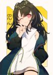  1girl arm_up bangs bare_shoulders black_hair blush c-ms_(girls_frontline) closed_mouth collar collared_dress dress eyebrows_visible_through_hair girls_frontline highres jacket long_hair long_sleeves looking_at_viewer messy_hair mole mole_under_eye off_shoulder one_eye_closed open_clothes pocket red_eyes simple_background single_thighhigh smile solo thigh_strap thighhighs upper_body v white_dress younger zhang492382336 