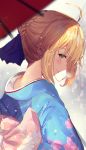  1girl ahoge artoria_pendragon_(all) blonde_hair blue_ribbon commentary_request fate/grand_order fate/stay_night fate_(series) floral_print green_eyes hair_ribbon highres japanese_clothes kimono looking_at_viewer looking_back oriental_umbrella parasol ribbon saber smile solo umbrella untsue 