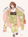  1girl 2020 alternate_costume artist_name bag bangs blush brown_hair floral_print full_body fur_collar green_kimono grin hairband handbag japanese_clothes kantai_collection kimono long_sleeves mouse new_year obi pink_background sandals sash shakemi_(sake_mgmgmg) shiratsuyu_(kantai_collection) short_twintails sidelocks smile solo standing twintails wide_sleeves yellow_eyes 