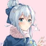  1girl bangs blue_eyes blue_hair blush closed_mouth hair_between_eyes hair_bun hair_up highres itoi_(1_10_1_) japanese_clothes kimono looking_at_viewer looking_back nijisanji pink_background sidelocks simple_background solo upper_body virtual_youtuber yukishiro_mahiro 