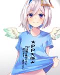  1girl amane_kanata angel_wings blue_hair blue_shirt blurry blurry_background blush closed_mouth commentary depth_of_field hair_between_eyes halo highres hololive looking_at_viewer multicolored_hair pink_hair print_shirt purple_eyes shirt short_hair short_sleeves shuuzo3 silver_hair simple_background smile solo streaked_hair t-shirt upper_body virtual_youtuber wings 
