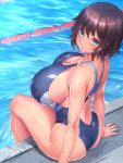  1girl aqua_eyes ass bangs blush breasts brown_hair cleavage competition_swimsuit courreges_axel from_side highres huge_breasts lane_line looking_at_viewer natsu_no_owari_no_kokuhaku one-piece_swimsuit open_mouth pool poolside short_hair sitting soaking_feet solo swimsuit tan tazukichi wet 