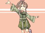  1girl adrian_ferrer camouflage commentary english_commentary green_kimono green_shorts hachimaki hakama_pants headband high_ponytail japanese_clothes kantai_collection kimono light_brown_hair long_hair looking_at_viewer muneate pink_background ponytail shorts smile solo standing standing_on_one_leg two-tone_background waving zuihou_(kantai_collection) 