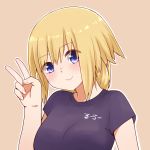  1girl bangs blonde_hair blush breasts brown_background closed_mouth clothes_writing eyebrows_visible_through_hair fate/grand_order fate_(series) hair_between_eyes hand_up head_tilt i.u.y jeanne_d&#039;arc_(fate) jeanne_d&#039;arc_(fate)_(all) long_hair looking_at_viewer medium_breasts outline purple_eyes purple_shirt shirt short_sleeves sidelocks smile solo upper_body v white_outline 
