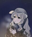  1girl :o baseball_cap blue_archive breath coat cup fig_(lchijiku) green_eyes grey_hair hand_up hare_(blue_archive) hare_(camp)_(blue_archive) hat holding holding_cup long_hair long_sleeves looking_up night outdoors ponytail scarf solo star_(sky) steam upper_body white_headwear 