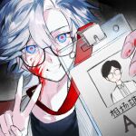  1boy black_shirt blood blood_on_face blood_on_hands blue_eyes chinese_commentary commentary_request glasses hair_between_eyes highres holding kanou_aogu lanyard looking_at_viewer male_focus red_pupils saibou_shinkyoku shirt short_hair smile solo v white_hair ye_(wannianbuzijihuatouxiangdewozhongyuhualeyici) 