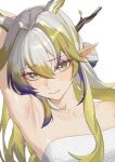  1girl absurdres arknights arm_up armpits bare_shoulders blonde_hair blue_hair blush collarbone commentary green_eyes hair_intakes highres horns long_hair looking_at_viewer multicolored_hair pointy_ears pomerui shu_(arknights) simple_background solo strapless streaked_hair tube_top upper_body very_long_hair white_background white_hair 