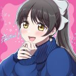  1girl black_hair blue_sweater blush brown_eyes commentary_request earrings hazuki_ren jewelry long_sleeves looking_at_viewer love_live! love_live!_superstar!! morupuru open_mouth outline pink_background ponytail sidelocks solo sweater translation_request twitter_username upper_body white_outline 