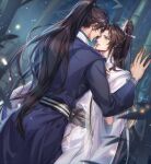  2boys absurdres artist_name bamboo bamboo_forest black_hair black_sash blue_eyes blue_hanfu blue_ribbon blurry blurry_background blurry_foreground blush brown_hair chinese_clothes chu_wanning closed_mouth cowboy_shot depth_of_field dutch_angle erha_he_tadebai_mao_shizun eye_contact fireflies forest grey_sash hair_ribbon half_updo hand_on_another&#039;s_chin hanfu high_ponytail highres korean_commentary long_hair long_sleeves looking_at_another male_focus mo_ran multiple_boys nature night outdoors ponytail ribbon sash smile tassel white_hanfu wide_sleeves xiao_guan_(headdress) yaoi yaopei zehel_az 
