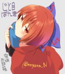  1girl artist_name bangs blue_bow blush bow cape commentary_request eyebrows_visible_through_hair grey_background hair_between_eyes hair_bow head_tilt high_collar highres long_sleeves looking_at_viewer nnyara red_cape red_eyes red_hair sekibanki short_hair simple_background solo touhou translation_request twitter_username upper_body 