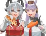  2girls absurdres animal_ears black_gloves black_horns blurry blurry_foreground bow breasts brown_hat carrot choker cosplay costume_switch crossover ear_bow ear_covers earrings eyebrows_hidden_by_hair food gloves gold_ship_(umamusume) grey_eyes grey_hair hair_between_eyes hat highres holding holding_carrot holding_food holding_pizza horns horse_ears incoming_food jewelry lennykaise long_hair looking_at_viewer multicolored_eyes multicolored_hair multiple_girls open_mouth pillbox_hat pizza pizza_slice purple_eyes red_eyes red_hair shirt side-by-side simple_background sleeveless smile tongue twitter_username two-tone_eyes two-tone_hair umamusume upper_body vegetable white_background white_gloves wuthering_waves zani_(wuthering_waves) zani_(wuthering_waves)_(cosplay) 
