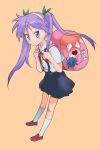  1girl backpack bag bakemonogatari bandaid bandaid_on_knee beige_background blue_eyes commentary_request cosplay fang hachikuji_mayoi hachikuji_mayoi_(cosplay) hair_ribbon hairband highres hiiragi_kagami izumi_konata katou_emiri kikumaru_bunta kneehighs looking_at_viewer lucky_star monogatari_(series) purple_hair randoseru ribbon seiyuu_connection simple_background skin_fang skirt smile solo suspender_skirt suspenders tsurime twintails white_legwear 