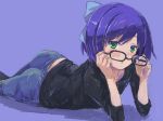  1girl adjusting_eyewear ass bangs black_shirt blush bow denim glasses green_eyes hair_bow hololive jeans looking_at_viewer lying on_stomach pants parted_bangs parted_lips purple_background purple_eyes shirt short_hair simple_background solo swept_bangs t-shirt tokino_sora_channel traditional_media virtual_youtuber yohane yuujin_a_(tokino_sora_channel) 