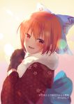  1girl alternate_costume black_gloves blue_bow blush bow floral_print fur_collar gloves hair_bow hands_together japanese_clothes kimono looking_at_viewer nnyara obi red_eyes red_hair red_kimono sash sekibanki short_hair smile solo touhou translation_request twitter_username upper_body 