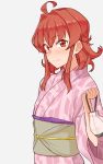  1girl ahoge alternate_costume arashi_(kantai_collection) bag commentary_request highres japanese_clothes kantai_collection kimono looking_at_viewer medium_hair obi pink_kimono red_eyes red_hair sash satchel short_hair simple_background solo tsurugi_muda upper_body white_background yukata 