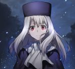  1girl bangs closed_mouth cloud cloudy_sky eyebrows_visible_through_hair fate/stay_night fate_(series) floating_hair frown hair_between_eyes hair_intakes hat highres illyasviel_von_einzbern kmk long_hair looking_at_viewer night outdoors purple_headwear red_eyes shiny shiny_hair silver_hair sky solo upper_body white_neckwear 