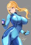  1girl alternate_breast_size bangs blonde_hair blue_eyes blush bodysuit breasts clenched_hands closed_mouth covered_navel cowboy_shot eyebrows_visible_through_hair eyelashes glowing grey_background highres impossible_bodysuit impossible_clothes large_breasts lips long_hair metroid ponytail samus_aran shiny shiny_clothes shiny_hair signature simple_background skin_tight smile solo swept_bangs turtleneck yuckey zero_suit 