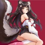  1girl animal_ears ass azur_lane bare_shoulders black_hair black_skirt breasts cannian_dada chinese_commentary commentary hair_ornament japanese_clothes large_breasts long_hair long_sleeves looking_at_viewer looking_back miniskirt multicolored_hair naganami_(azur_lane) no_panties off_shoulder pom_pom_(clothes) red_background simple_background sitting skirt skunk_ears skunk_tail solo streaked_hair tail white_hair yellow_eyes yokozuwari 