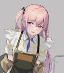  1girl 3_small_spiders absurdres alternate_costume apron arms_behind_back blush breasts girls&#039;_frontline green_apron grey_background highres long_hair looking_at_viewer multicolored_hair open_mouth pink_hair purple_eyes shirt short_sleeves side_ponytail small_breasts smile solo st_ar-15_(girls&#039;_frontline) streaked_hair upper_body white_shirt 