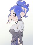  1girl blue_hair breasts closed_mouth doro_mizu_831 eyelashes from_side grabbing_own_arm grey_background highres large_breasts medium_hair octoling octoling_girl octoling_player_character pink_eyes ponytail simple_background solo splatoon_(series) tentacle_hair 