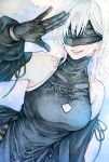  10h_(nier_reincarnation) black_blindfold black_dress black_gloves blindfold detached_sleeves dress gloves hand_up highres medium_hair nier_(series) nier_reincarnation sleeveless sleeveless_dress smile upper_body white_hair yurikawa_(yurikawa_kwyr) 