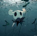  1other artist_name backlighting ben-day_dots black_eyes bubble chinese_commentary commentary_request film_grain grey_cloak highres hightguy holding holding_weapon hollow_knight horns knight_(hollow_knight) looking_at_viewer nail_(hollow_knight) other_focus plant screentones simple_background solo underwater weapon wide_shot 