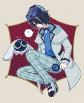  1boy belt black_belt black_bow black_bowtie black_hair blue_hat blue_pants blue_sweater_vest bow bowtie capelet closed_mouth coat collared_shirt commentary_request deerstalker eyewear_on_headwear flying_sweatdrops footwear_bow full_body gloves grey_capelet grey_coat grey_hair hair_over_one_eye half-closed_eyes hat highres holding holding_magnifying_glass kashima_miyako lapels magnifying_glass male_focus multicolored_hair non-humanoid_robot notice_lines official_alternate_costume one_eye_covered open_clothes open_coat pants partial_commentary plaid_clothes plaid_pants puubot_(puyopuyo) puyopuyo puyopuyo_quest robot shirt shoes short_hair spoken_flying_sweatdrops sweater_vest two-tone_hair white_gloves white_shirt white_shoes zero_(puyopuyo) zero_(sudden_detective)_(puyopuyo) 