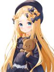  1girl abigail_williams_(fate/grand_order) bangs black_bow black_dress black_headwear blonde_hair blue_eyes blush bow closed_mouth commentary dress eyebrows_visible_through_hair fate/grand_order fate_(series) forehead hair_bow hat highres long_hair long_sleeves looking_at_viewer nri object_hug orange_bow parted_bangs simple_background sleeves_past_fingers sleeves_past_wrists smile solo stuffed_animal stuffed_toy teddy_bear upper_body very_long_hair white_background 