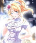  1girl ayase_eli bangs blonde_hair blue_eyes blurry blurry_background bow capelet eyebrows_visible_through_hair floating_hair flower fur-trimmed_capelet fur-trimmed_gloves fur_trim gloves hair_between_eyes hair_bow hair_flower hair_ornament index_finger_raised long_hair looking_at_viewer love_live! love_live!_school_idol_project outdoors red_flower shiny shiny_hair short_sleeves snowing solo upper_body urutsu_sahari white_bow white_capelet white_gloves 