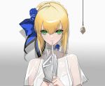  1girl akai2930 artoria_pendragon_(all) bangs blonde_hair closed_mouth eyebrows eyebrows_visible_through_hair fate/grand_order fate/stay_night fate_(series) gloves green_eyes hair_ornament highres looking_at_viewer saber solo white_gloves 