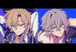  2boys arms_behind_head arms_up aventurine_(honkai:_star_rail) aventurine_(stoneheart&#039;s_oath_ring)_(honkai:_star_rail) black_border black_coat black_hat black_vest blonde_hair blue_background blue_eyes blue_gemstone border caelus_(honkai:_star_rail) closed_mouth coat collared_shirt commentary_request crossed_bangs crystal_earrings earrings gem grey_hair hair_between_eyes half-closed_eyes hat highres honkai:_star_rail honkai_(series) hood hooded_coat jewelry lapels long_sleeves looking_at_viewer male_focus multicolored_eyes multiple_boys necktie official_alternate_costume open_clothes open_coat open_vest puffy_long_sleeves puffy_sleeves purple_background purple_eyes rongyuan_gulu shirt short_hair simple_background smile t-shirt teeth trailblazer_(honkai:_star_rail) translation_request upper_body vest white_shirt yellow_eyes yellow_necktie 