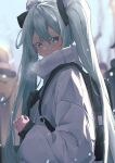  1girl absurdres backpack bag black_gloves black_ribbon blue_eyes blue_hair blurry blush breath coat cold covered_mouth day depth_of_field dot_nose from_side gloves hair_between_eyes hair_ornament hair_ribbon hatsune_miku highres long_hair long_sleeves looking_at_viewer no_renor_en outdoors people pom_pom_(clothes) pom_pom_hair_ornament puffy_long_sleeves puffy_sleeves ribbon sidelocks single_glove snowing solo_focus twintails upper_body very_long_hair vocaloid white_coat winter winter_clothes winter_coat 