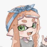  1girl :d artist_name asymmetrical_hair bandana blue_bandana braid colored_tongue commentary fangs green_eyes grey_sweater hand_up inkling inkling_girl inkling_player_character long_hair long_sleeves orange_hair orange_tongue plum0o0 pointy_ears short_bangs signature simple_background smile solo splatoon_(series) sweater symbol-only_commentary teeth tentacle_hair thick_eyebrows upper_body white_background 