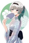  1girl black_hairband blush closed_mouth erushira firefly_(honkai:_star_rail) floral_background gradient_hair green_pupils grey_hair grey_kimono hair_between_eyes hair_intakes hair_ribbon hairband hand_fan highres holding holding_fan honkai:_star_rail honkai_(series) japanese_clothes kimono medium_hair multicolored_eyes multicolored_hair ponytail ribbon smile solo 