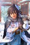  1girl absurdres alternate_costume black_hair brown_eyes brown_hair character_snowman commentary_request dark-skinned_female dark_skin emiya_kiritsugu fate/zero fate_(series) floral_print gloves hair_ornament harukey highres holding_snowman japanese_clothes kimono long_hair looking_at_viewer mini_snowman mittens ponytail scarf shirley_(fate) smile snowman solo torii winter_clothes 