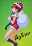  1girl black_boots black_gloves blue_bow blue_bowtie blunt_bangs boots bow bowtie brown_eyes brown_hair christmas closed_mouth commentary_request detached_collar foot_out_of_frame from_side fur-trimmed_boots fur-trimmed_gloves fur-trimmed_headwear fur-trimmed_leotard fur_trim genji_tsuushin_agedama gloves green_background hand_up hat high_heel_boots high_heels highres holding holding_sack kirara_hitomi leotard looking_at_viewer looking_to_the_side merry_christmas mizutani_kenta red_hat red_leotard sack santa_costume santa_hat short_hair smile solo standing thighs turning_head 
