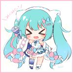  &gt;_&lt; 1girl aqua_hair bare_shoulders bell blue_legwear blush boots chibi closed_eyes detached_sleeves dress facing_viewer fang full_body fur-trimmed_boots fur-trimmed_dress fur-trimmed_sleeves fur_trim hairband hatsune_miku highres holding holding_bell long_hair magical_mirai_(vocaloid) open_mouth single_thighhigh skin_fang smile solo standing thighhighs translated twintails very_long_hair vocaloid white_background white_dress wide_sleeves yukine 