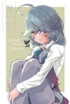  1girl ahoge black_ribbon blue_bow blue_bowtie bow bowtie braid dated green_background grey_pantyhose hair_over_one_eye hair_ribbon hamanami_(kancolle) highres kantai_collection knees_up light_smile long_hair long_sleeves mot_zenzai one-hour_drawing_challenge pantyhose ribbon simple_background solo twitter_username yellow_eyes 