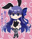  1girl :q animal_ears bangs bare_shoulders black_leotard blue_bow blue_eyes blush boots bow bunny_ears chibi closed_mouth commentary_request eyebrows_visible_through_hair fate/grand_order fate_(series) full_body grey_footwear grey_legwear hair_between_eyes hair_bow hand_on_hip highres leotard meltryllis meltryllis_(swimsuit_lancer)_(fate) outline pink_background playboy_bunny popo_(popopuri) purple_eyes smile solo standing strapless strapless_leotard thigh_boots thighhighs tongue tongue_out translation_request twitter_username white_outline wrist_cuffs 