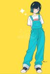  1girl aqua_hair aqua_overalls arms_behind_back black_hair blonde_streaks collarbone commentary_request gradient_hair heart heart-shaped_pupils highres looking_at_viewer multicolored_hair original overalls print_shirt shirt shoes short_hair signature simple_background sneakers solo streaked_hair symbol-shaped_pupils white_shirt yassy_(yasikoz2008) yellow_background 