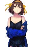  1girl bangs breasts brown_eyes brown_hair cleavage closed_mouth collarbone crossed_arms hair_ribbon hairband highres looking_at_viewer medium_breasts puyo ribbon short_hair simple_background solo suzumiya_haruhi suzumiya_haruhi_no_yuuutsu white_background yellow_hairband yellow_ribbon 